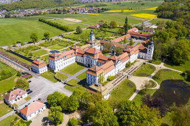 Deutschland, Hessen, Eichenzell, Blick aus dem Hubschrauber auf Schloss Fasanerie im Sommer - AMF08566