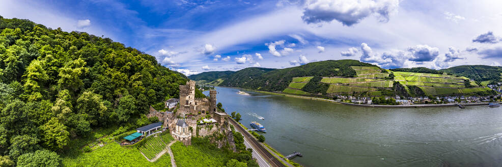 Deutschland, Rheinland-Pfalz, Trechtingshausen, Hubschrauberpanorama von Burg Rheinstein und Rhein im Sommer - AMF08569