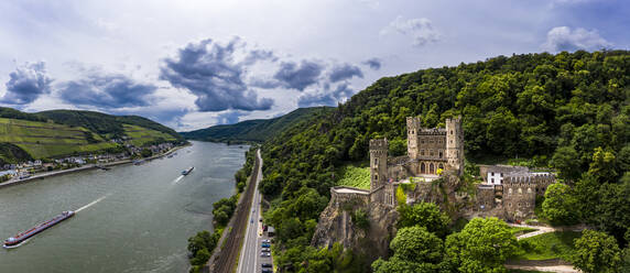 Deutschland, Rheinland-Pfalz, Trechtingshausen, Hubschrauberpanorama von Burg Rheinstein und Rhein im Sommer - AMF08571