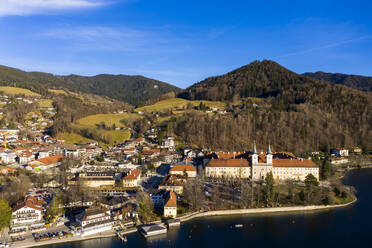 Deutschland, Bayern, Tegernsee, Blick aus dem Hubschrauber auf das Kloster Tegernsee und die umliegende Stadt im Herbst - AMF08572