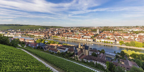 Deutschland, Bayern, Würzburg, Panorama der Weinberge und Häuser der Flussstadt in der Abenddämmerung - WDF06319