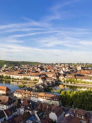 Deutschland, Bayern, Würzburg, Himmel über der Alten Mainbrucke und umliegenden Gebäuden - WDF06322