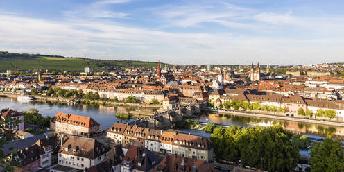 Deutschland, Bayern, Würzburg, Panorama der Alten Mainbrucke und umliegende Gebäude - WDF06323