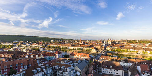 Deutschland, Bayern, Würzburg, Panorama der Alten Mainbrucke und umliegende Gebäude - WDF06326