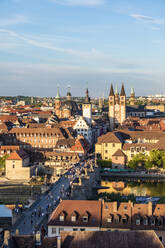 Deutschland, Bayern, Würzburg, Alte Mainbrücke und umliegende Altstadtgebäude - WDF06327