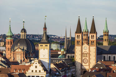 Deutschland, Bayern, Würzburg, Türme des Würzburger Doms, altes Rathaus und Neumünster - WDF06328