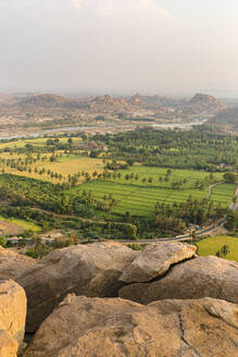 Hohe Winkel Ansicht der landschaftlichen Ansicht der Natur, Karnataka, Hampi, Indien - JMPF00466