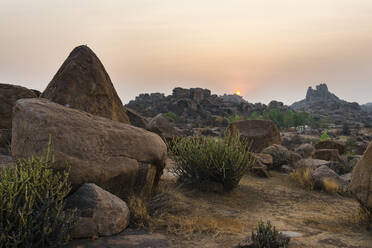 Landschaftliche Szenerie mit Felsbrocken bei Sonnenaufgang, Karnataka, Hampi, Indien - JMPF00472