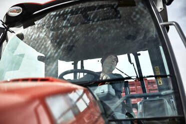 Landwirt arbeitet mit Traktor auf dem Bauernhof - ZEDF03970