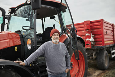 Landwirt mit Traktor auf einem Sojabohnenhof - ZEDF03973