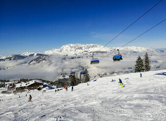 Austria, Salzburg, Saint Johann im Pongau, Skiers and ski lift in Berchtesgaden Alps - WWF05454