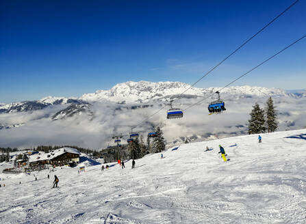 Österreich, Salzburg, Sankt Johann im Pongau, Skifahrer und Skilift in den Berchtesgadener Alpen - WWF05454