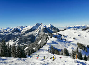 Österreich, Salzburg, Sankt Johann im Pongau, Skifahrer auf dem Hirschenkogel - WWF05455