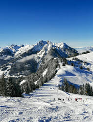 Österreich, Salzburg, Sankt Johann im Pongau, Skifahrer auf dem Hirschenkogel - WWF05456