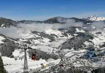 Österreich, Salzburg, Tiefhängende Wolken über der Grafenberg Express-Seilbahn - WWF05460