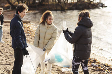 Junge Umweltschützerin sammelt Mikroplastik am See - MASF20053