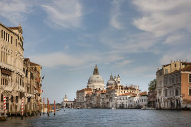 Italien, Venetien, Venedig, Stadtkanal mit Santa Maria della Salute im Hintergrund - FCF01886