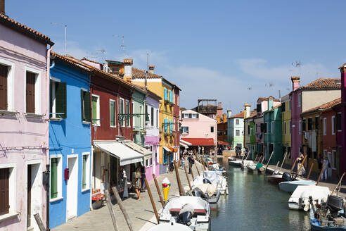 Italien, Venetien, Venedig, Bunte Häuser entlang des Kanals auf der Insel Burano - FCF01890