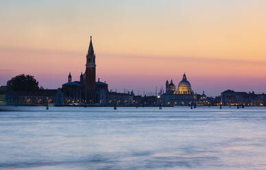 Italien, Venetien, Venedig, venezianisches Hafenviertel in der Abenddämmerung mit den Kirchen Santa Maria della Salute und San Giorgio Maggiore im Hintergrund - FCF01891