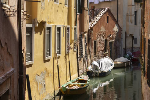 Italien, Venetien, Venedig, Alte Häuser entlang des engen Stadtkanals - FCF01893
