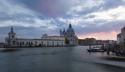 Italien, Venetien, Venedig, Wolken über Kanal vor Santa Maria della Salute in der Abenddämmerung - FCF01896