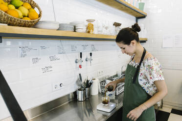 Barista macht kalt gebrühten Kaffee in der Küche eines Cafés - XLGF00600