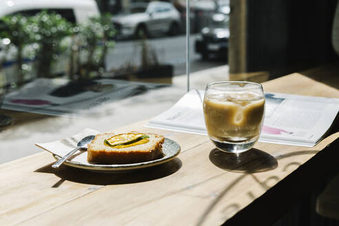 Kaffee und Kuchen auf dem Tisch eines Cafés - XLGF00604