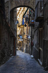 Italien, Kampanien, Neapel, Enge Gasse entlang alter Stadthäuser - ABOF00554
