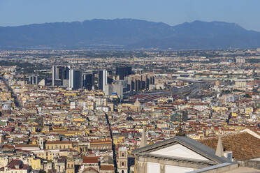 Italien, Kampanien, Neapel, Luftaufnahme des Viertels Spaccanapoli mit Wolkenkratzern im Hintergrund - ABOF00556