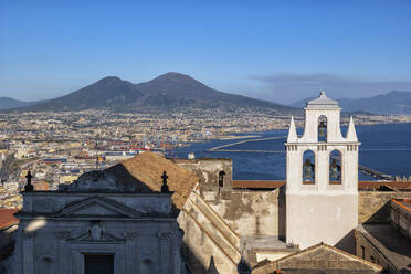 Italien, Kampanien, Neapel, Museum Certosa di San Martino mit dem Vesuv im Hintergrund - ABOF00557