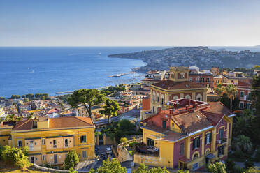 Italien, Kampanien, Neapel, Küstenstadt mit dem Tyrrhenischen Meer im Hintergrund - ABOF00560