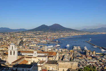 Italien, Kampanien, Neapel, Certosa di San Martino Museum und Hafen im Golf von Neapel mit dem Vesuv im Hintergrund - ABOF00561
