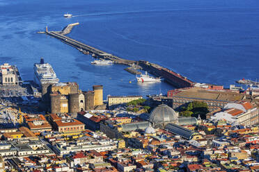 Italien, Kampanien, Neapel, Luftaufnahme des Castel Nuovo, der Galleria Umberto I und des Piers im Golf von Neapel - ABOF00562