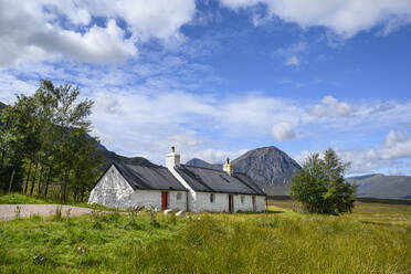 UK, Schottland, Black Rock Cottage am Eingang des Glen Coe - ELF02262