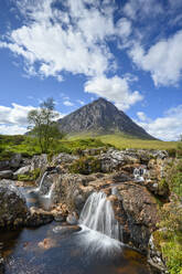 Kleine Wasserfälle im Glen Etive mit dem Gipfel des Stob Dearg im Hintergrund - ELF02265