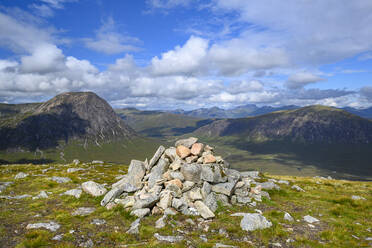 Cairn in Glen Etive mit Stob Dearg im Hintergrund - ELF02270