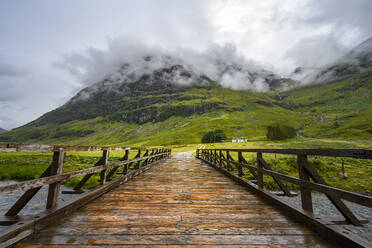 Holzbrücke über Loch Achtriochtan in Glen Coe - ELF02272