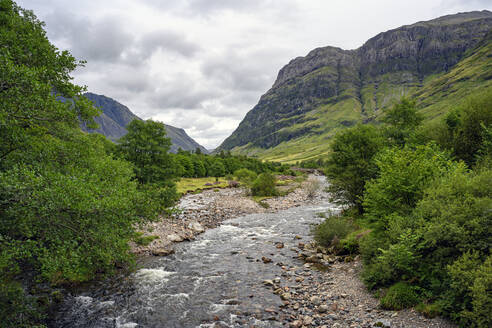 Der Fluss Coe fließt im Glen Coe mit Aonach Dubh im Hintergrund - ELF02273