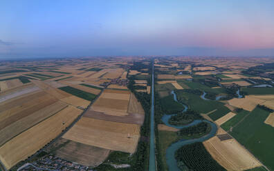 Luftaufnahme des Canal lateral a la Marne, der sich in der Abenddämmerung zwischen Feldern erstreckt - HAMF00728