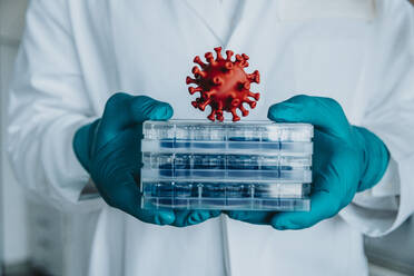 Wissenschaftler Hand hält Petrischale Tablett im Stehen im Labor - MFF06599