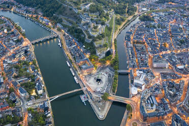 Belgien, Provinz Namur, Namur, Luftaufnahme des Zusammenflusses von Sambre und Maas inmitten der Stadt - HAMF00732