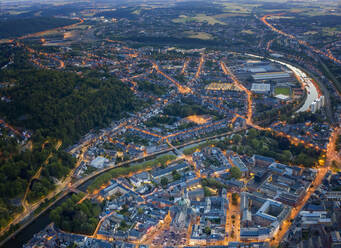 Belgien, Provinz Namur, Namur, Luftaufnahme der Stadt am Fluss in der Abenddämmerung - HAMF00735