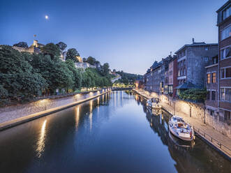 Belgien, Provinz Namur, Namur, Motorboote entlang des Stadtkanals in der Abenddämmerung - HAMF00737