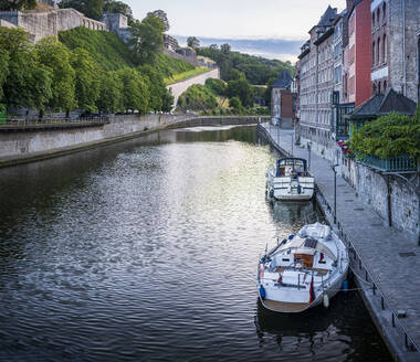 Belgien, Provinz Namur, Namur, Motorboote auf dem Stadtkanal - HAMF00738