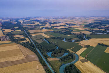 Frankreich, Marne, Conde-sur-Marne, Luftaufnahme des Flusses Marne, der durch eine flickrige Landschaft fließt - HAMF00741