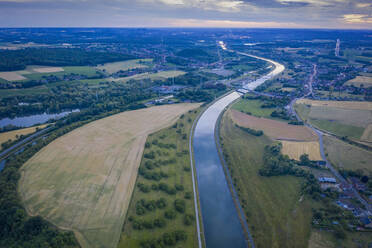 Belgien, Provinz Hennegau, Luftaufnahme des Canal du Centre in der Abenddämmerung - HAMF00747