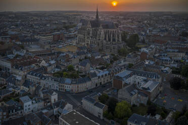 Frankreich, Aisne, Saint-Quentin, Luftaufnahme der Basilika von Saint-Quentin und der umliegenden Gebäude bei Sonnenuntergang - HAMF00763