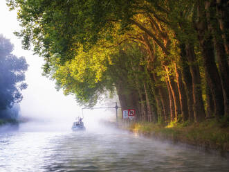 Boot auf dem Canal entre Champagne et Bourgogne bei nebligem Wetter - HAMF00765