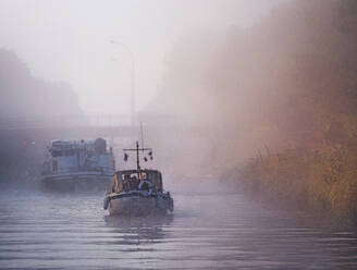 Boote auf dem Canal entre Champagne et Bourgogne bei nebligem Wetter - HAMF00767