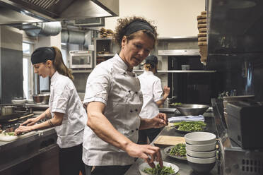 Weibliche Köche arbeiten in der Großküche eines Restaurants - MASF20136